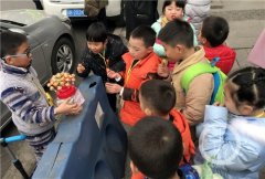 9岁男孩街上叫卖棒棒糖 卖完说以后花钱要节约