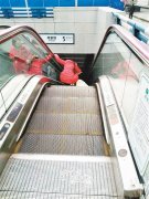 有人在扶梯上摔倒 她按下急停按钮救人