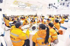 重庆一女老板请720名环卫工吃团圆饭 被赞大方