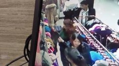 大妈组团偷新衣  技术娴熟躲监控
