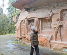 他独居山里守护大足石刻十三年 每月只有4天给家人