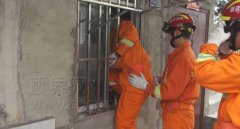 男童被困房间 消防破窗救人