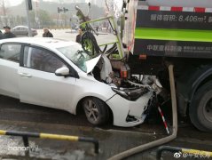 误将油门当刹车  “怼”上路边洒水车