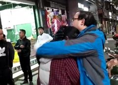 冷饮店老板娘要打烊 顾客买不成东西就扇她耳光