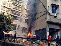 重庆两小孩玩火 将满载废纸板的三轮烧毁