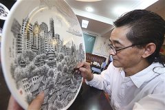 帮老婆刷盘子突发奇想 他在瓷盘上绘出重庆美景
