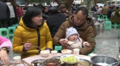 街坊邻居吃百家宴 热热闹闹团个年