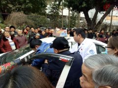 出租车驾驶员途中昏迷  好心人齐施救