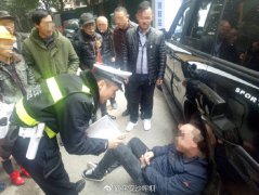 两车会车互不相让  结果一个赔礼一个赔钱