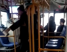 拿保温杯敲公交车前门  师傅一句话引骂战