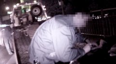 嗑瓜子看电影  男子醉驾后还下车指挥交警