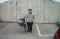 男子不带驾驶证和头盔  骑着报废摩托逆行