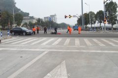 电动二轮车闯红灯被撞  驾驶员跳车吓出一身冷汗