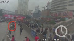 男友不接站 女子拿玻璃片割腕