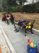 天好晒太阳  总有人爱睡在椅子上让人没地坐