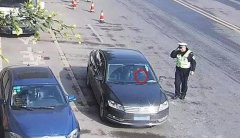 开车玩两个手机 被民警逮到还不承认