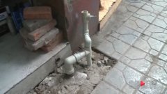 小区没有通知突然停水 物业要抢修业主都反对