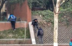 护墙当滑梯   民警及时制止小朋友“比赛”