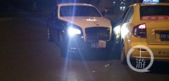 画面太美不敢看  出租车和劳斯莱斯发生擦挂