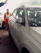 豪车停树下   车窗上尽是掉落的鸟屎