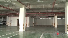 这个车库对外停车 却有人天天拦着不让车进去