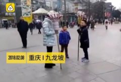 俩萌娃街头卖糖葫芦：攒钱开学买文具