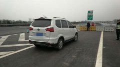 司机行驶途中油耗尽后 竟将车连4名家人丢在行车道内