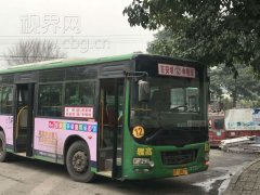 19岁女孩晕倒在公交车上 众人忙伸手救援