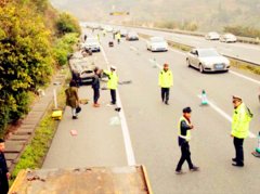 男子高速路上停车 致母女被撞身亡