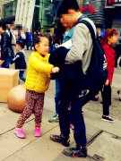 一对男女步行街经过 遭女童拦截强卖花束