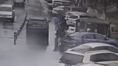 女子用伞当道打砸SUV 向民警哭喊求公道