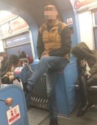 小伙乘车姿势好似“霸道总裁”  站在车厢连接处很抢眼