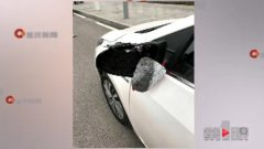 工地爆破作业炸飞石头 到手才三天的新车毁了容