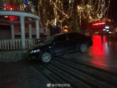 过分依赖导航  粗心司机深夜冲下步行街梯坎