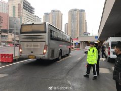 尴尬！大客车“误入歧途”进退两难
