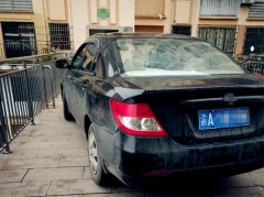 轿车斜停单元楼出入口 小区业主拍照并吐槽