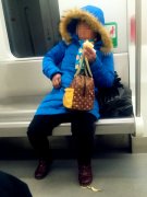 女子车厢里边削苹果边吐核  果皮扔一地