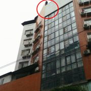 男子爬上医院顶楼  在天台边缘不断徘徊