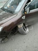 半路突然车断轴   轿车失控撞向路边防护栏