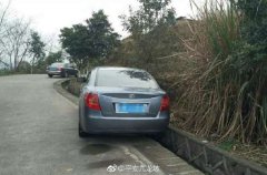 返程路上爆胎   轿车掉进排水沟