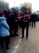 男子将巨型长蛇当围脖 大爷大妈抢着摸