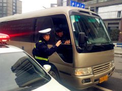 8D重庆绕晕一车外地游客 民警化身导航带其出“囧途”