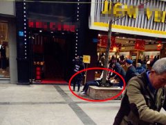 女子醉酒后 竟躺在路边花坛里昏睡