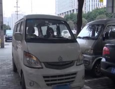 男子车停路边去吃饭   回来后发现车竟“无人驾驶”追了尾