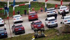 考验车技！重庆一景区停车场建在40度斜坡上