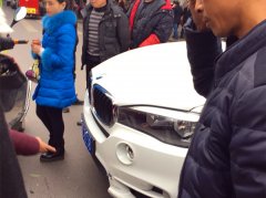 宝马撞倒电瓶车上的一家三口  双方却互不追究