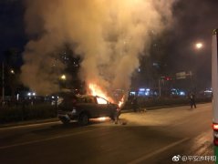 越野车发动机突冒火苗  现场烟雾弥漫