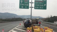 高速违规变道 小车直接被货车顶在半空