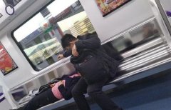 情侣把轻轨当成自家床  躺座位上安然入睡