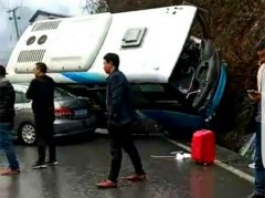 险！客车将私家车压在身下 车轮高高翘起